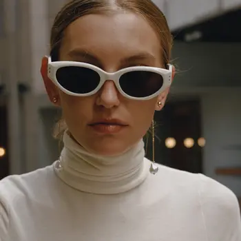 8 best sales Boucles d'oreilles à pompon doré - №4