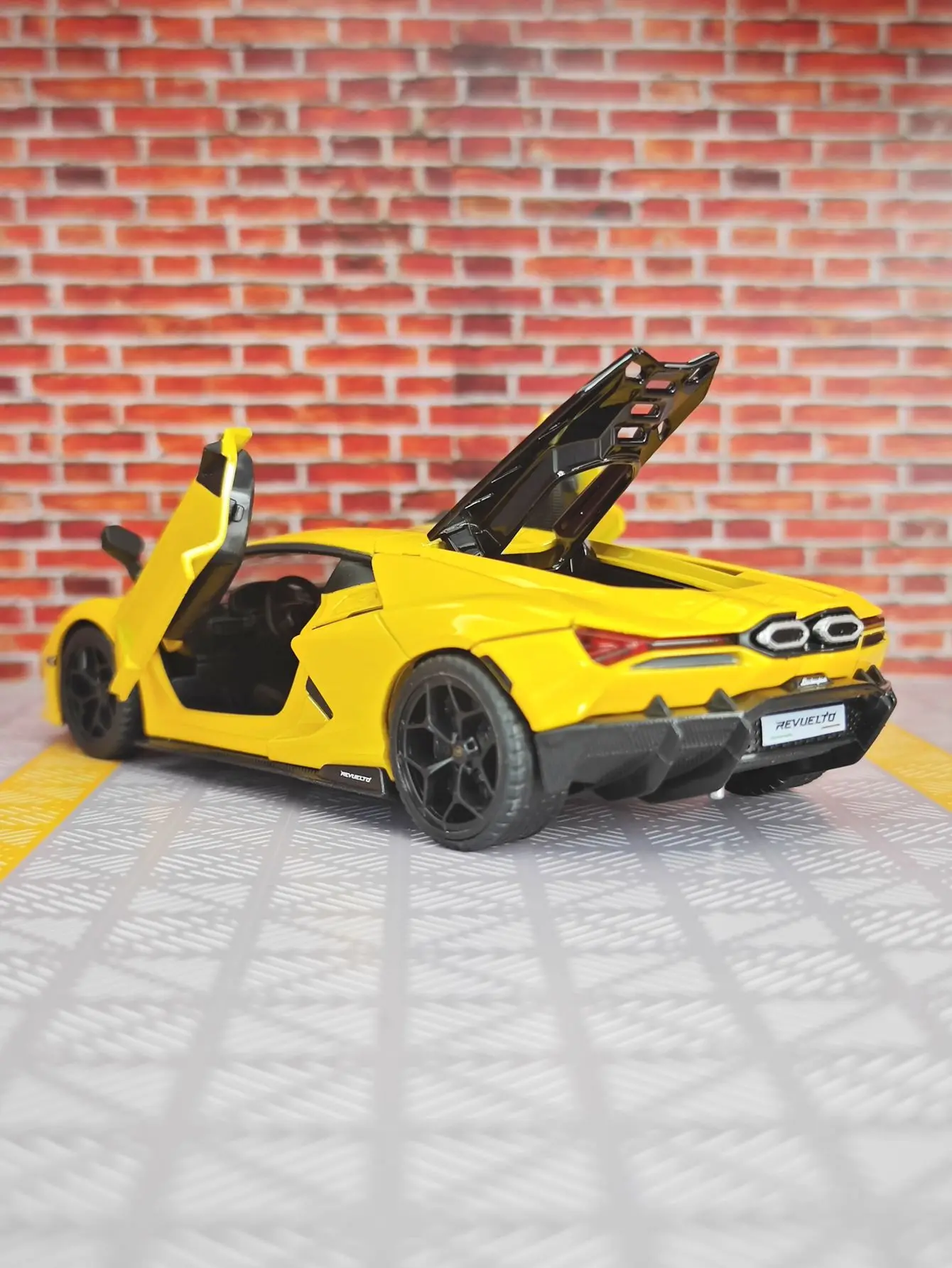 1: 32 لامبورغيني ريفولتو سبيكة سيارة خارقة نموذج الحلي جمع الباب يمكن فتح سيارة لعبة قابلة للسحب بصري صوتي للأطفال