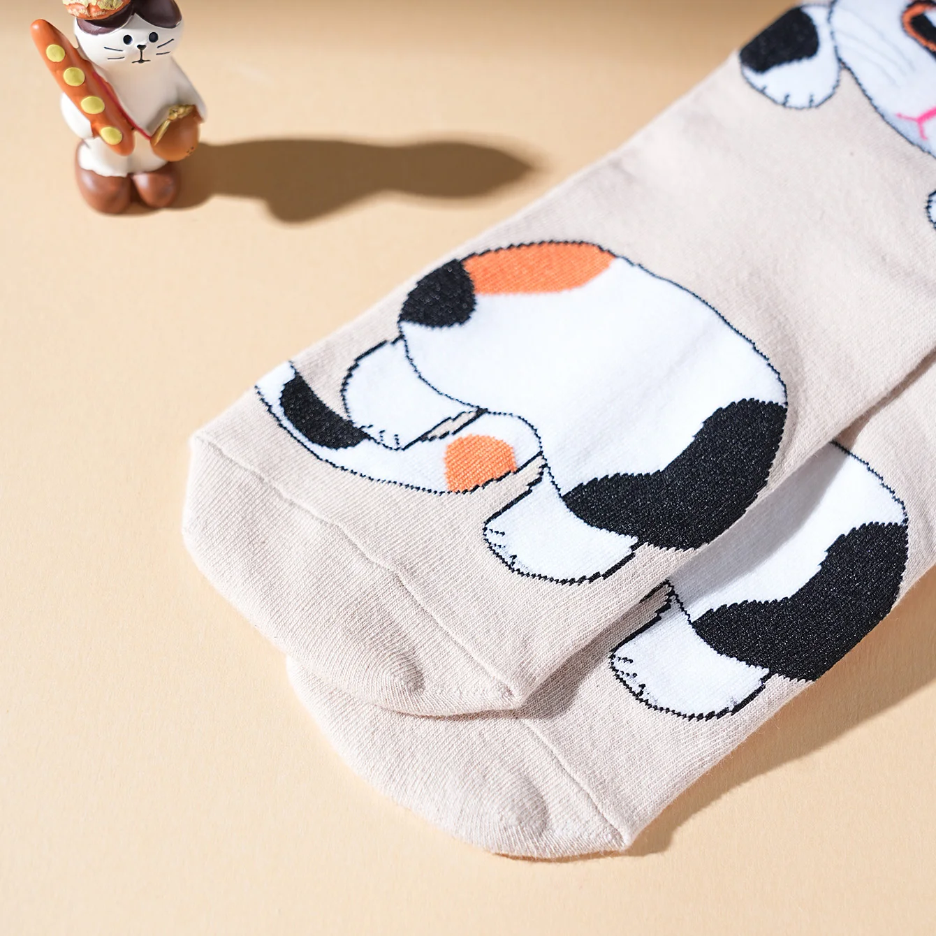 1 par de meias de cano médio para homens e mulheres, novidade e divertida, meias coloridas de caixa de presente de gato animal, estilo moderno europeu e americano, confortáveis e respiráveis, presentes de novidade casual de festa, dia dos namorados, natal, papai noel, outono e inverno, meias fofas e divertidas para todas as estações