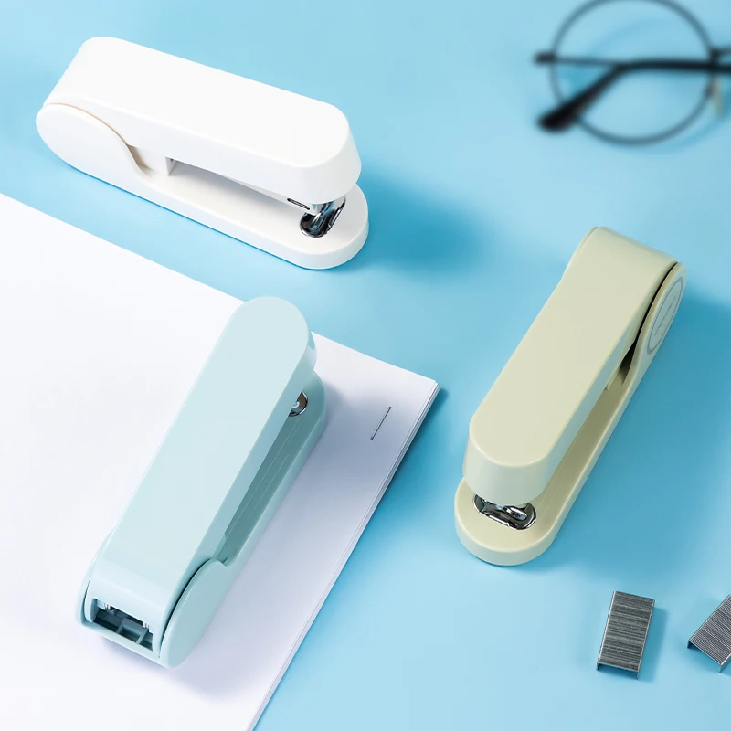 델리 표준 스테이플러 세트, 사무실, 대학 및 가정용. 미끄럼 방지 바닥, 막힘 없는 메커니즘 및 편안한 그립 기능