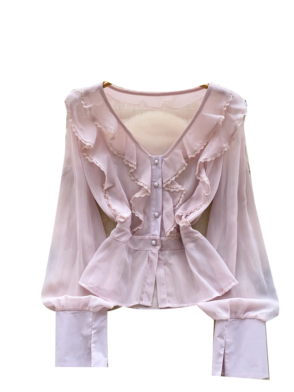 Damska koszula na jesień 2026 z dekoltem w serek, długim rękawem, koronkowymi wstawkami, podwójnymi falbanami, zapinana na guziki, jednolita.