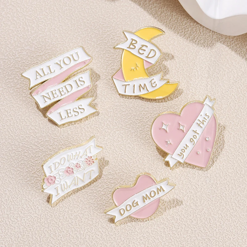 Emblemas de lapela de slogan floral para crianças, broche de esmalte de que você precisa é menos do que eu quero, jóias engraçadas, presente para amigos, personalizado