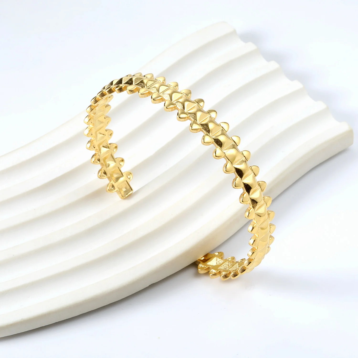 LUXUKISSKIDS Vintage Leaf Pattern Open Cuff Bangles Boho Golden Hard Bracelet Hollow Out Geometric Charms Jewelry Girls/Ladies