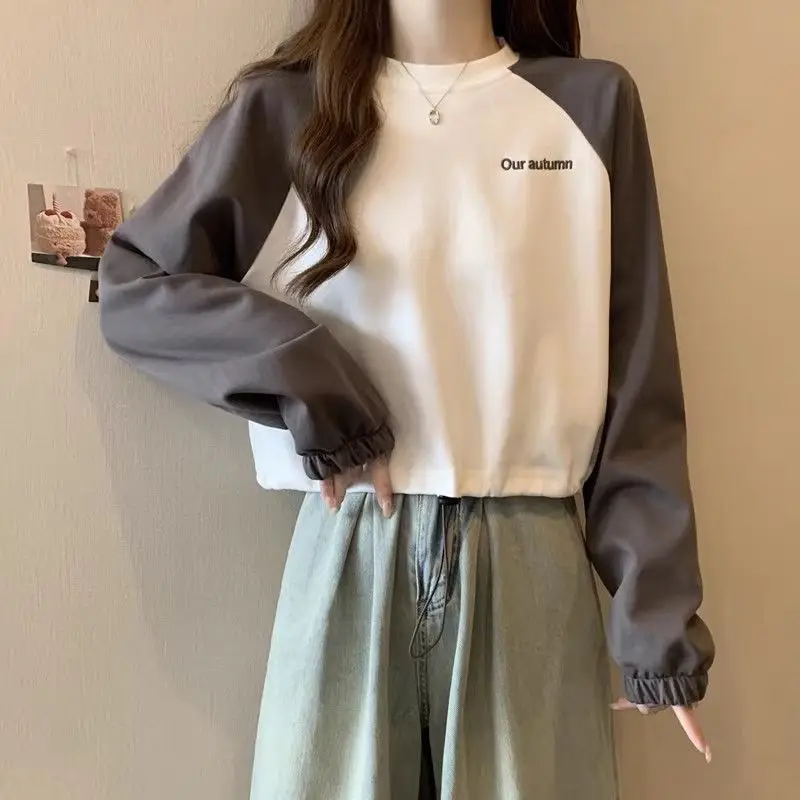 เสื้อสเวตเชิ้ตแขนยาวสไตล์อเมริกันเรโทรสำหรับผู้หญิง ฤดูใบไม้ร่วง ฤดูหนาว รุ่นใหม่ ทรงหลวม ดีไซน์ตัดสี มีเชือกผูก รุ่นสั้น