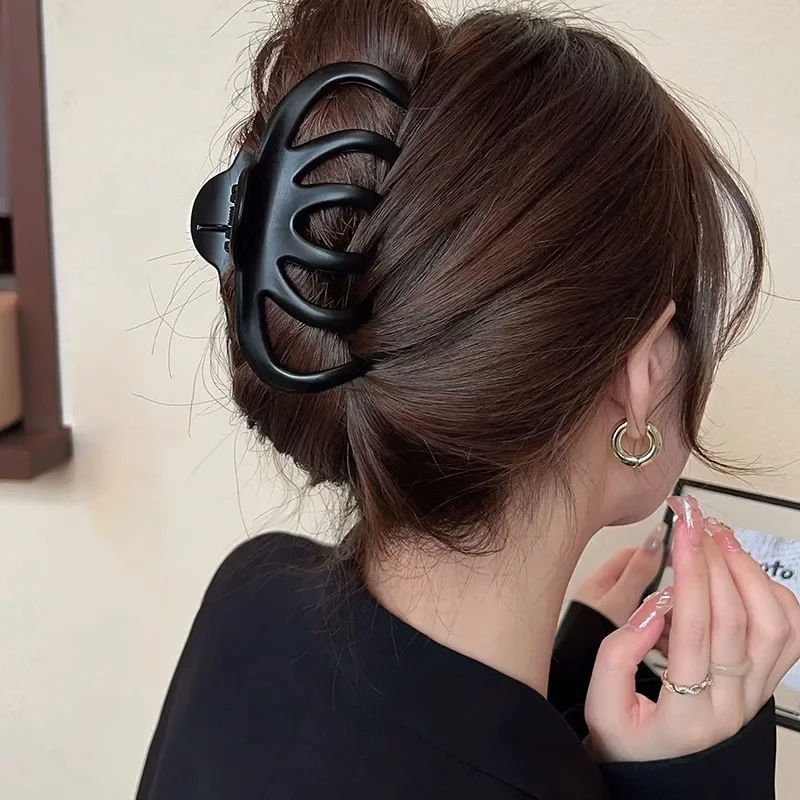 Korean Vintage Black Large Claw Clips for Thick Hair Accessories Women Headdress Ins Fashion Plastic Catch Crab Hairpins Gifts