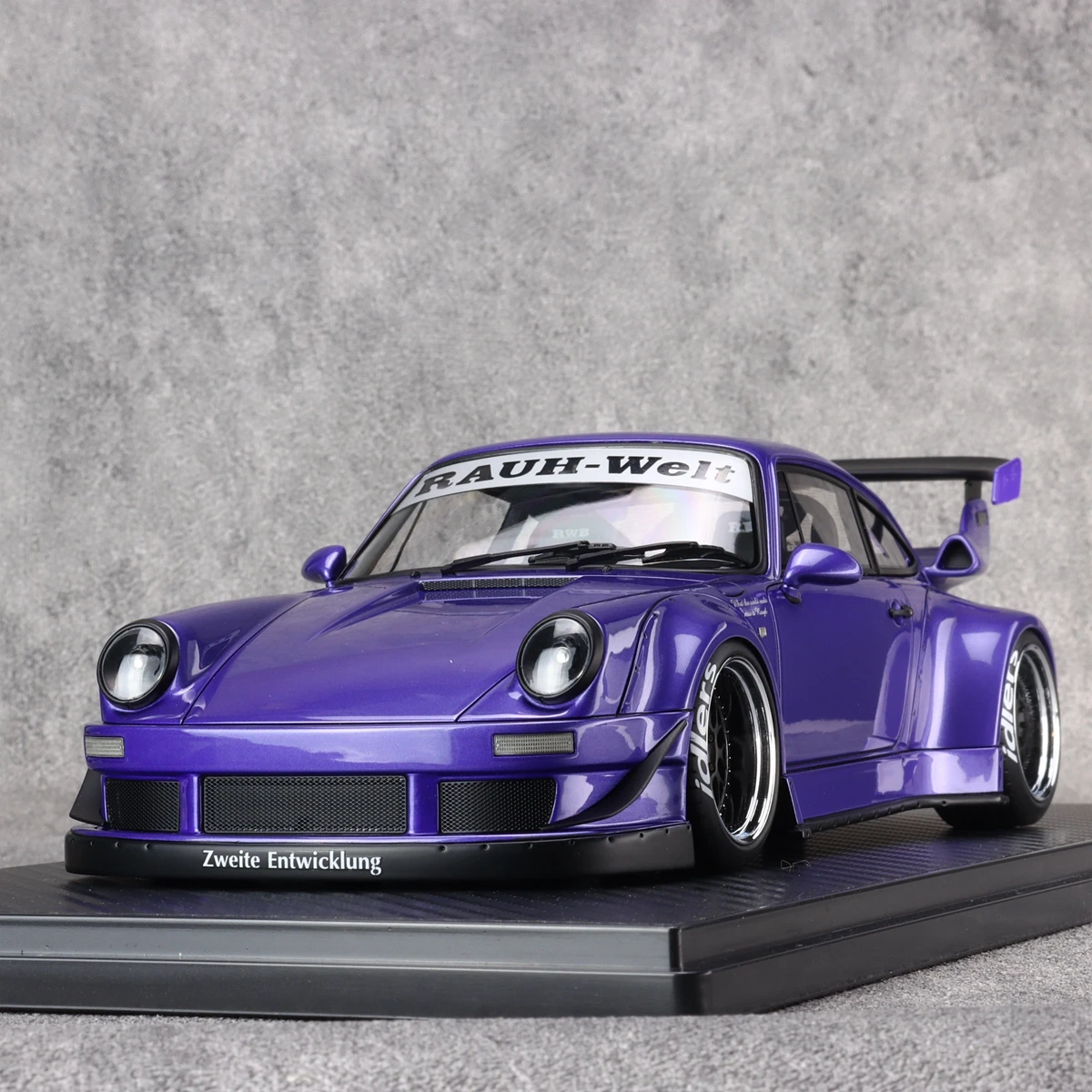 

IG 1:18 RWB 930 Purple Simulation Limited Edition Resin Metal Static Car Model Toy Gift