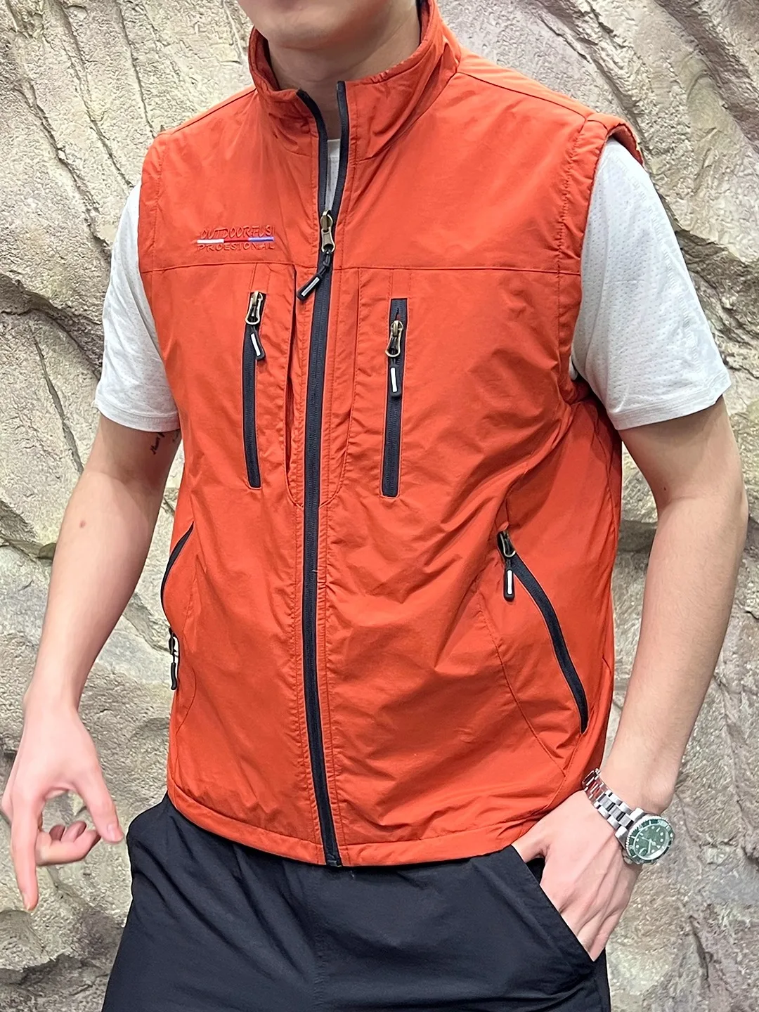 

Lightweight Outdoor Fiing Vest Men's Casual Multi-ket Vest Double-Sided Wear Stand Fit Zipper Closure Color