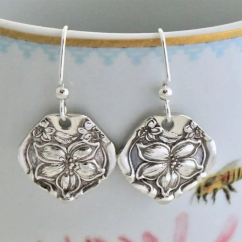 Vintage Blumen-Gravur Hängeohrringe Vintage Tropfenohrringe Stilvolle Vielseitige Mode-Ohrschmuck Accessoire für Damen