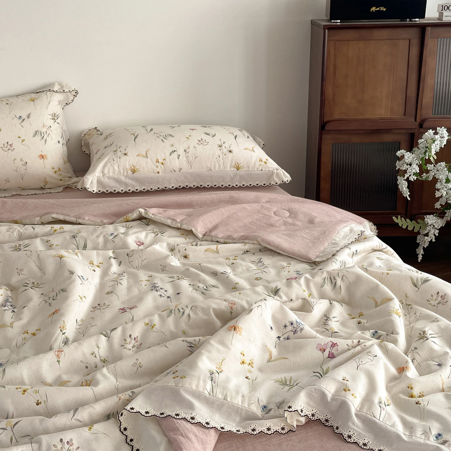 Elegant Floral Summer Quilt 200x230cm Queen Size Lace Trim Lightweight Cooling Blanket for Home Decor Bedroom Daily Use