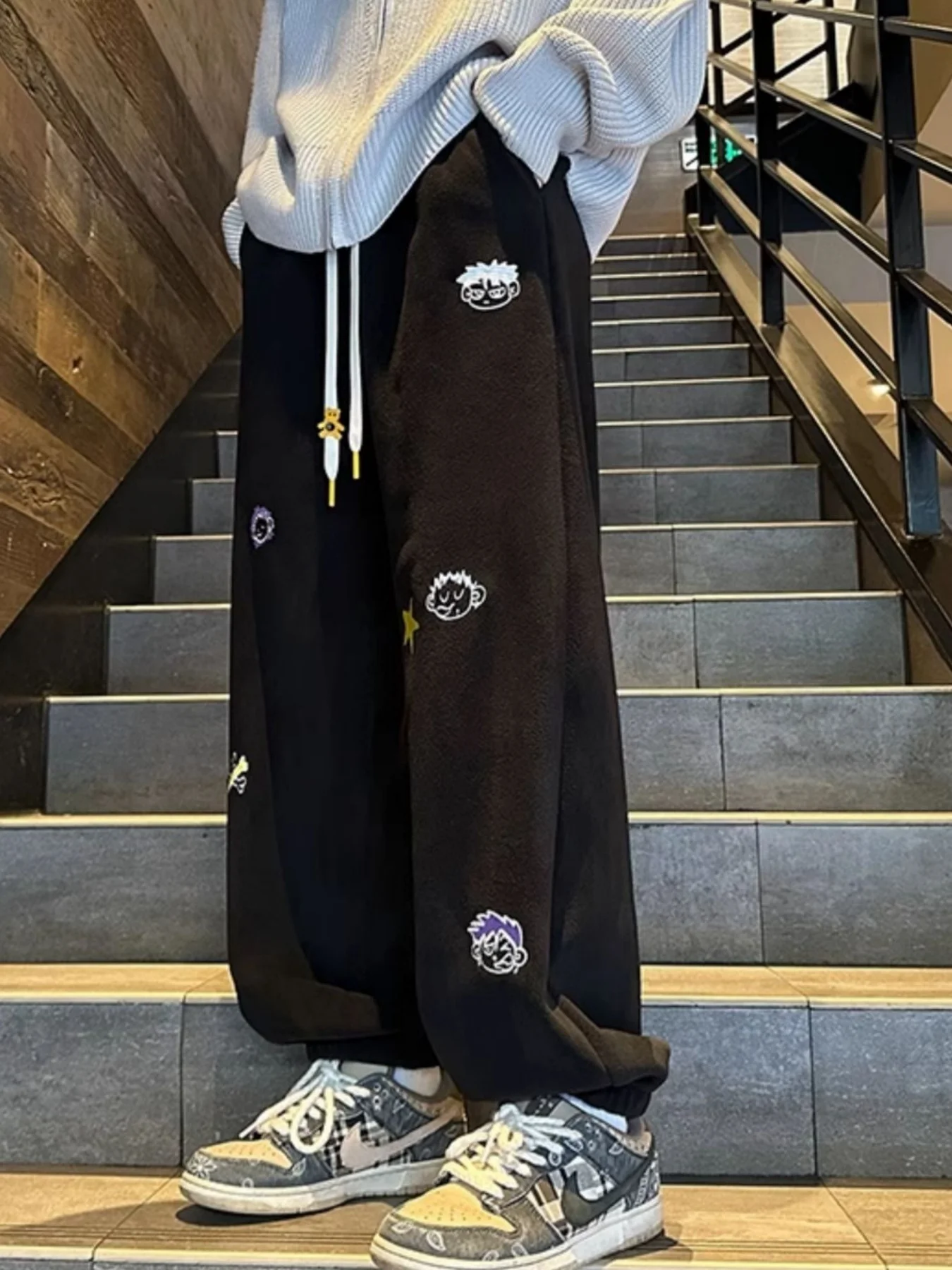 Gestickte Lammwollhose für Damen, neuer Winterstil, mit Fleece gefüttert und verdickt, lockere Passform für Teenager, trendige lässige Jogginghose, warme Jogginghose