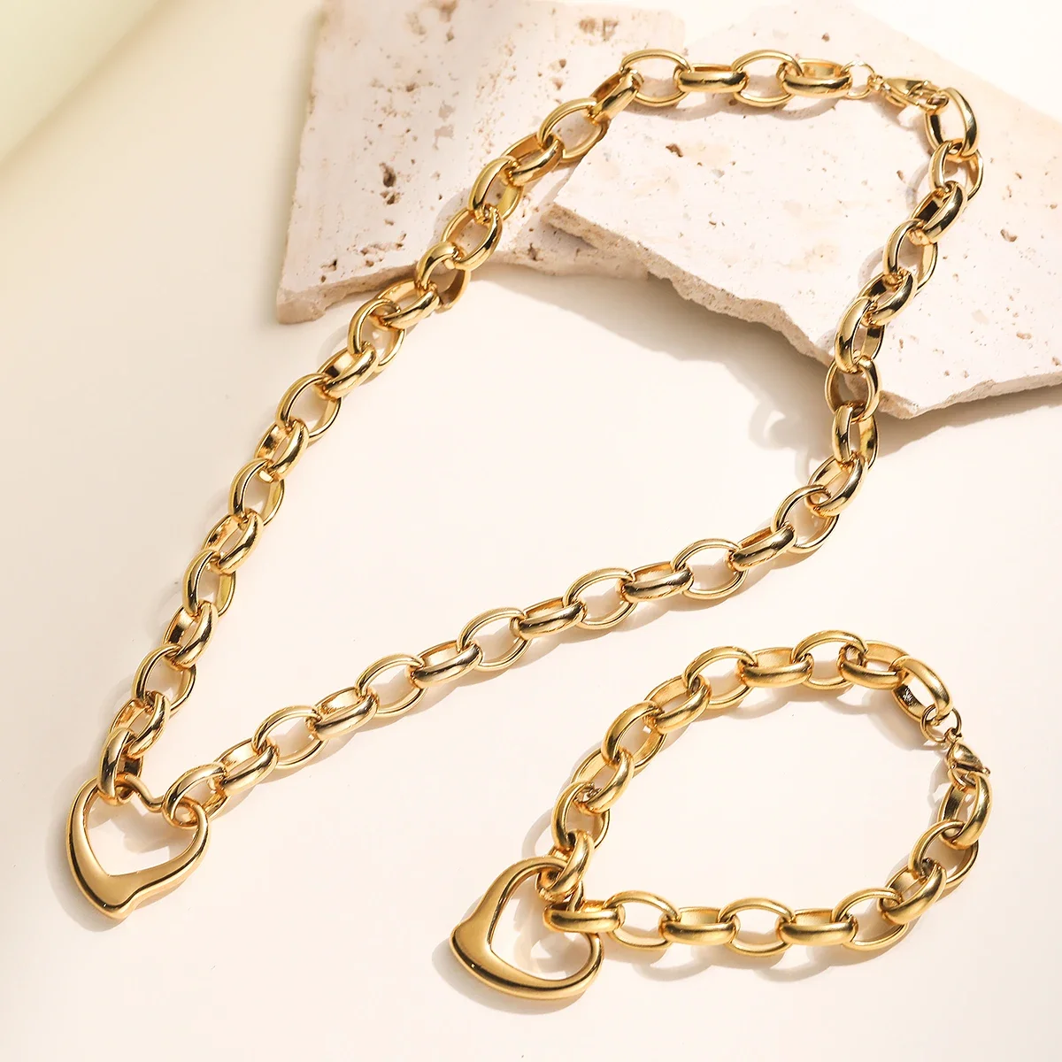 Waterproof Stainless Steel Chunky Heart Link Chain Bracelet Minimalist Hollow Heart Charm Stackable Hand Jewelry For Women