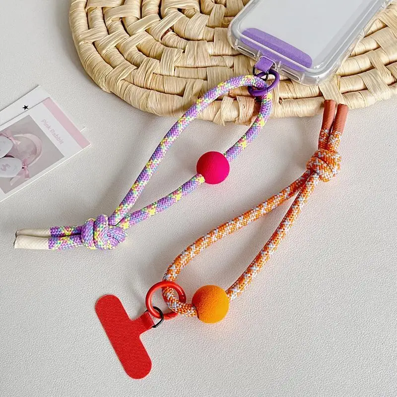Buntes, geflochtenes Handy-Handgelenksband mit weichem Pompon für den täglichen Gebrauch, Reisen und Outdoor-Aktivitäten. – Detail 2