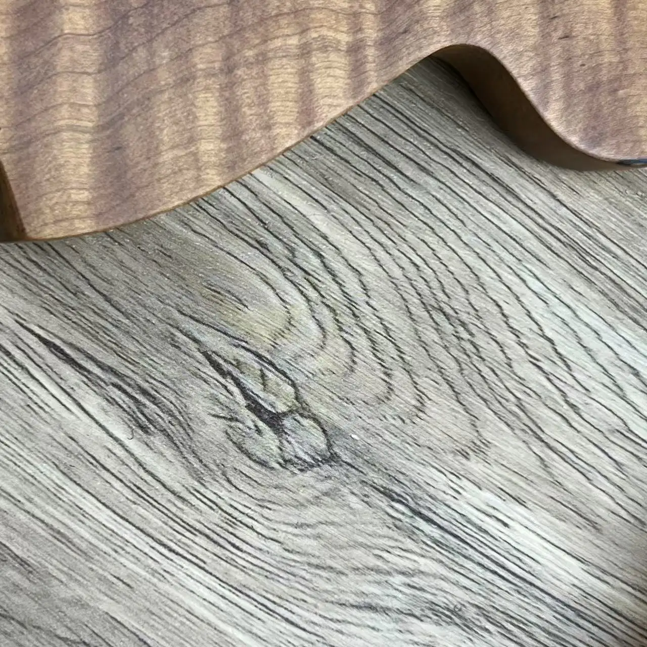 رقبة جيتار كبيرة الرأس مع ربط من خشب القيقب اللهب ولوحة أصابع من خشب الورد مع 22 فريتس