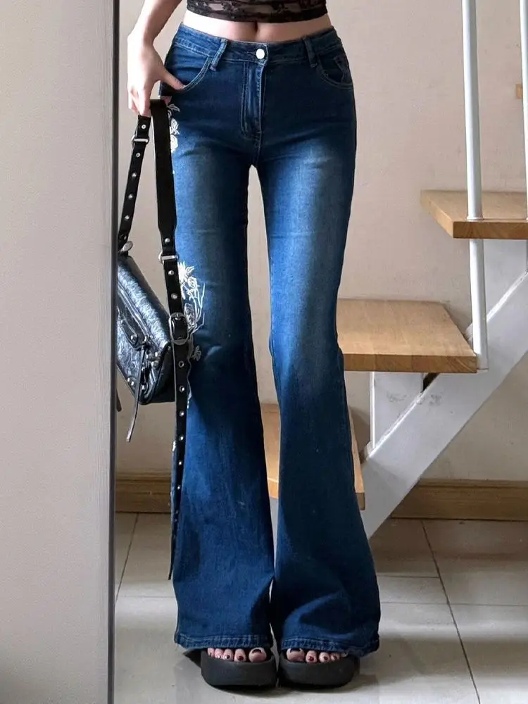 Jeans blu con ricamo floreale Y2k anni 2000 Jeans svasati vintage a vita bassa Jeans slim fit da donna Pantaloni in denim streetwear moda