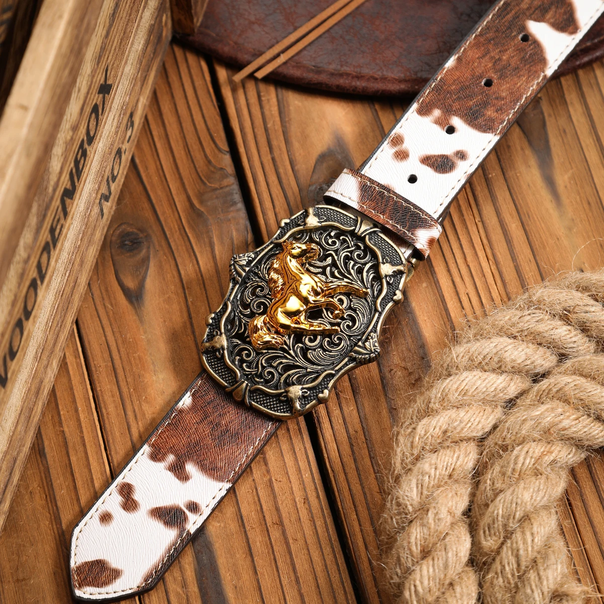 Ein Unisex-Gürtel im Western-Stil, individuell und retro gestaltet, ein brauner (zufälliges Muster) PU-Gürtel (mit perforierten Nieten) – Detail 6