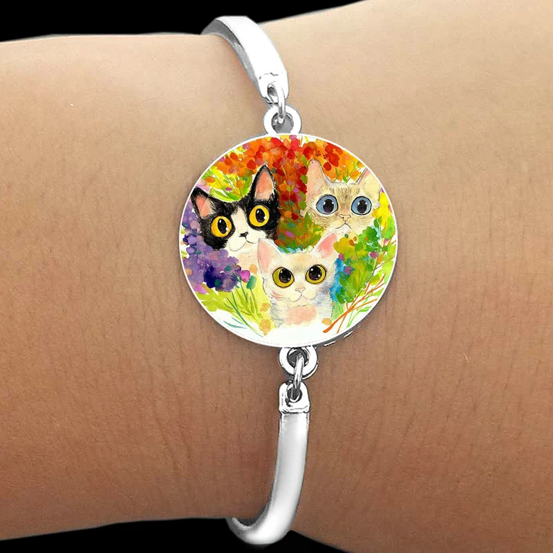 Bracelet chat dans le bosquet de fleurs, chat aux grands yeux peints en couleur, verre breton, métal, chat connaissant chaud, cadeau d'anniversaire 152