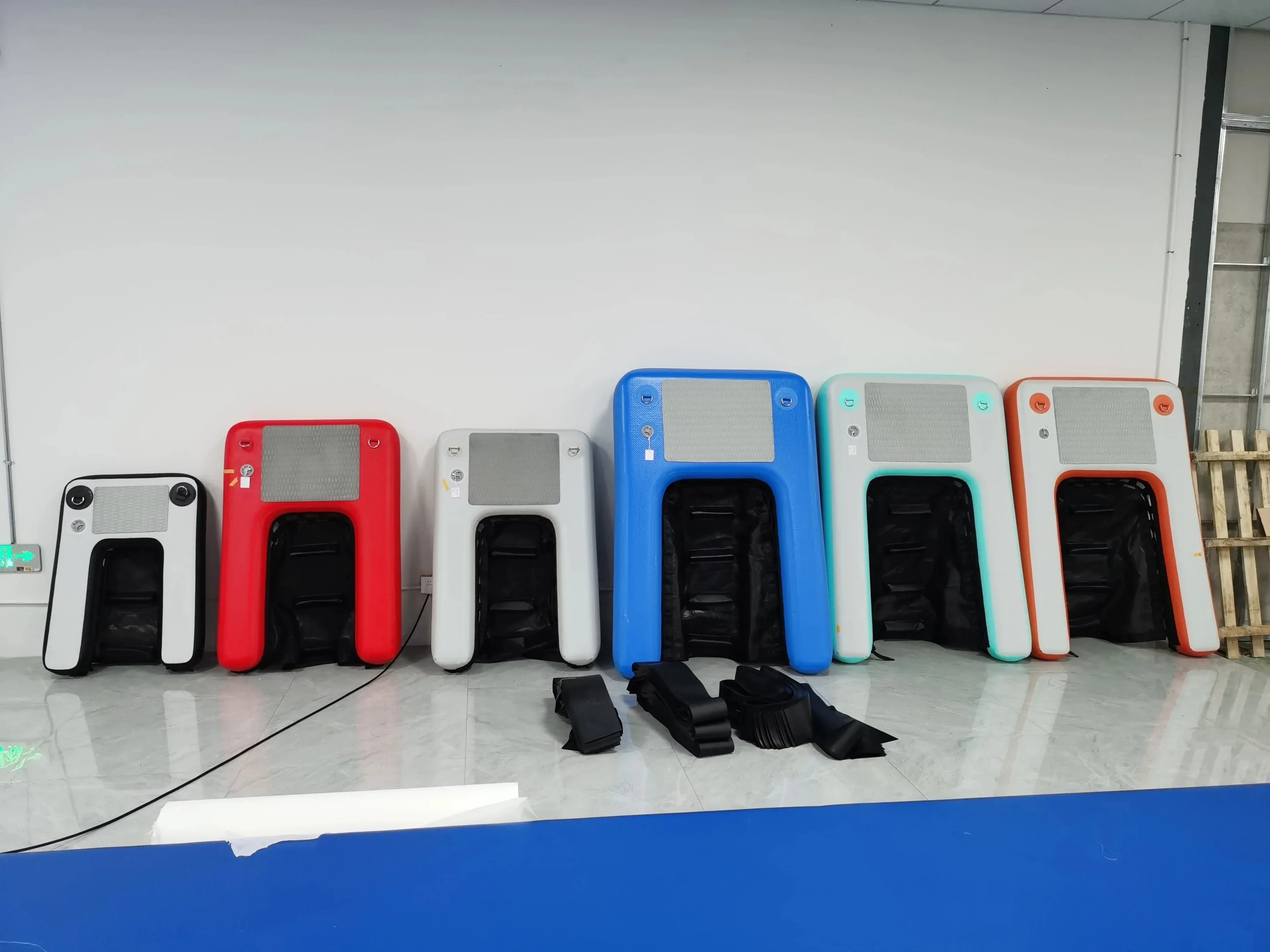 Stock Rampa galleggiante gonfiabile nera per cani di grandi dimensioni - Animali domestici che nuotano fino a 220 libbre Cani di grandi dimensioni - Scale gonfiabili per barche, muelle