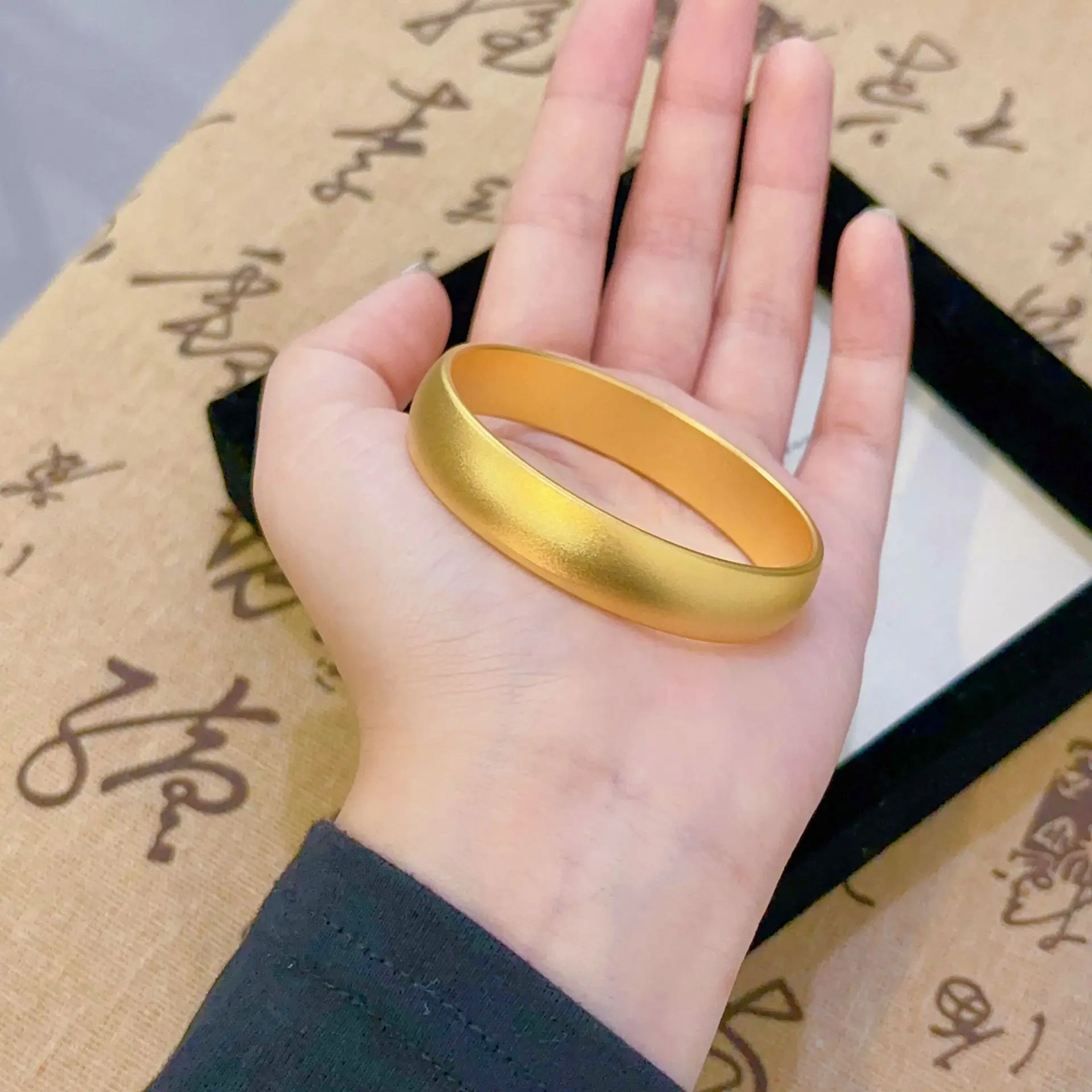 

Women's 24K Gold (AU999) 12mm Plain Tire Bracelet | Matte-Gilt Two-Tone, Magnetic Clasp for Date Night Styling