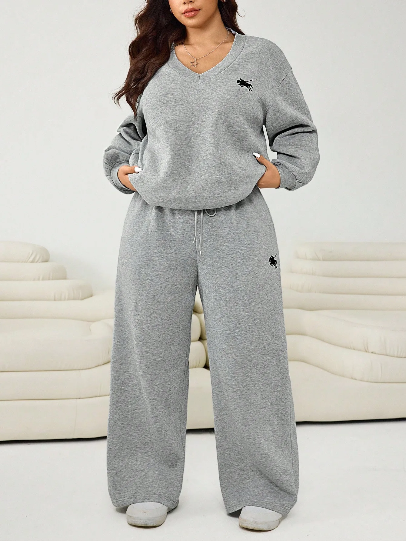 

Plus Size Gray V-Neck Knight Print 2-Piece Lounge Set for Women, Autumn Winter Casual Comfy Tracksuit