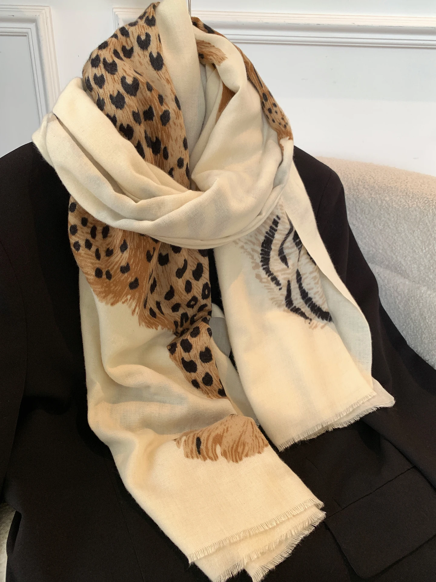 Retro American Leopard Print Scarf Women's Fashionable Versatile Elegance Neck Warmer High-End Silk Scarf Spring Summer