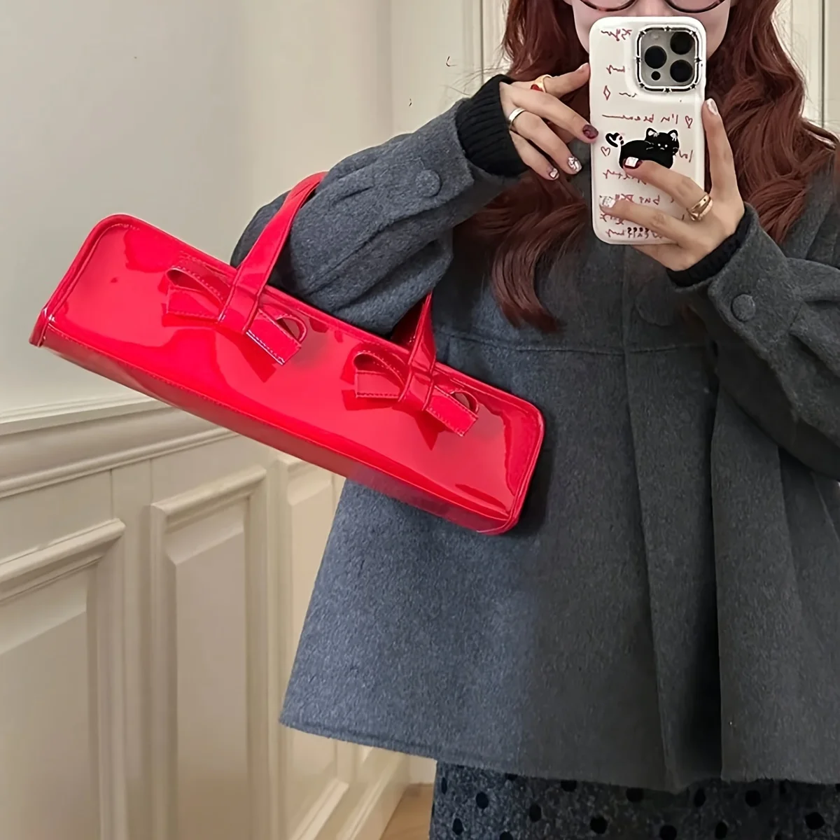 حقيبة حمل عصرية على شكل فيونكة للنساء. أحمر لامع/أسود، كبير وسحاب. مثالية لأي مناسبة. اشتري الآن!