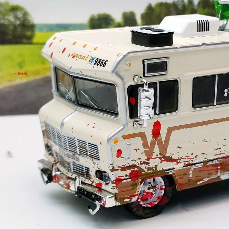 Diecast 1/64 Scale 1973 The Walking Dead Retro Bus Station Wagon Alloy Car Model Static Scene Decoration Collectible Model Toy