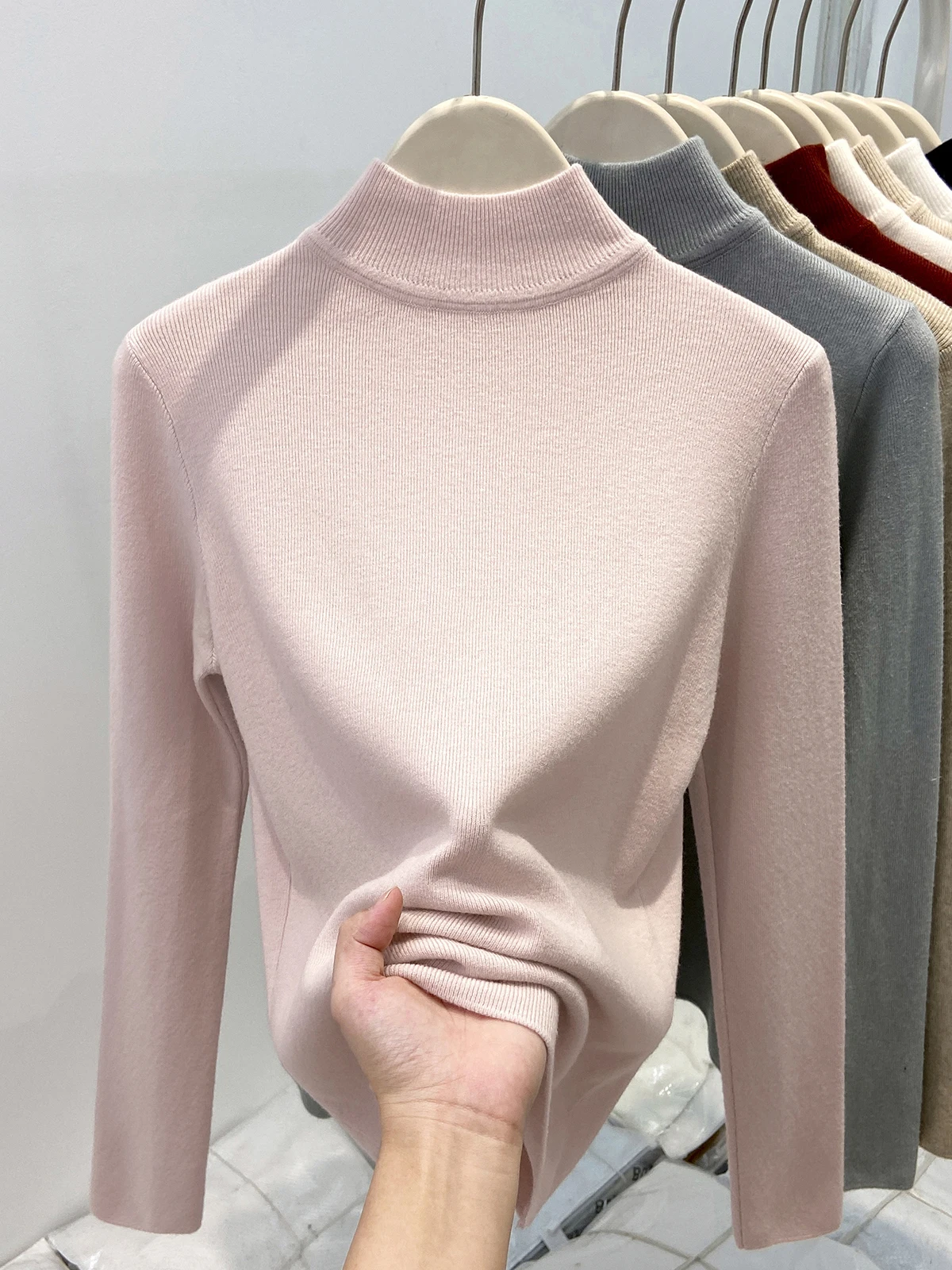 柔らかく居心地の良いライトブルーのハイカラーニットセーター女性の秋冬SleピュアカラーシンプルなAosphereインナーウェアトップ