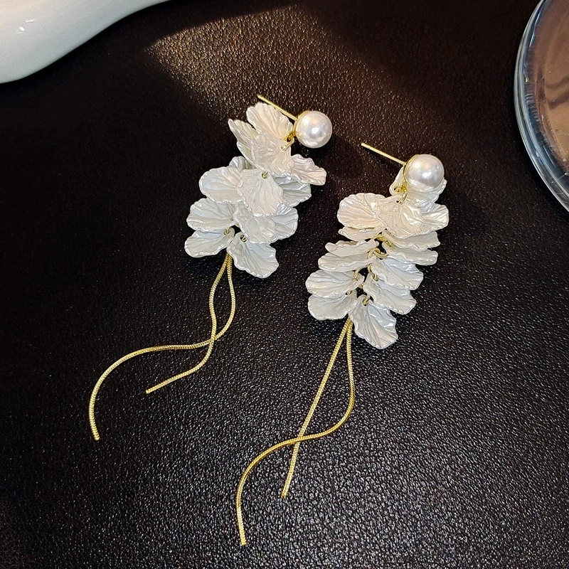 Trendy Long Tassel Dangle Earrings for Women Golden Chain White Acrylic Petal Dangle Earrings Abstract Wheat Shape Jewelry Gifts