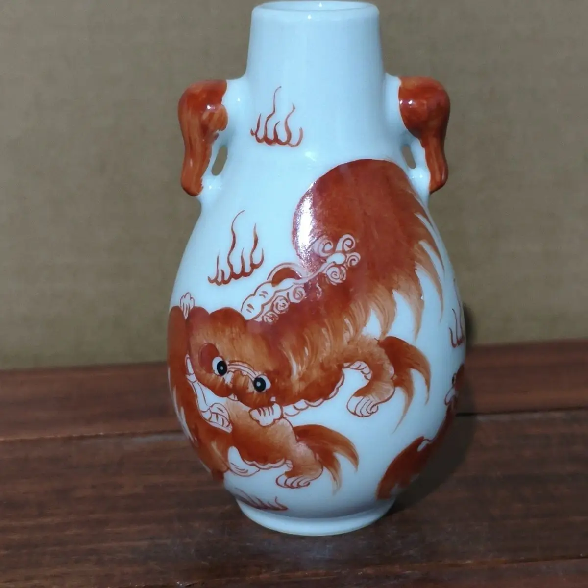 Pure Hand Painted Antique Chinese Ceramic Taishi Shaobao Red Lion Small Bottle Vase With Elephant Ears Decorative Bottle