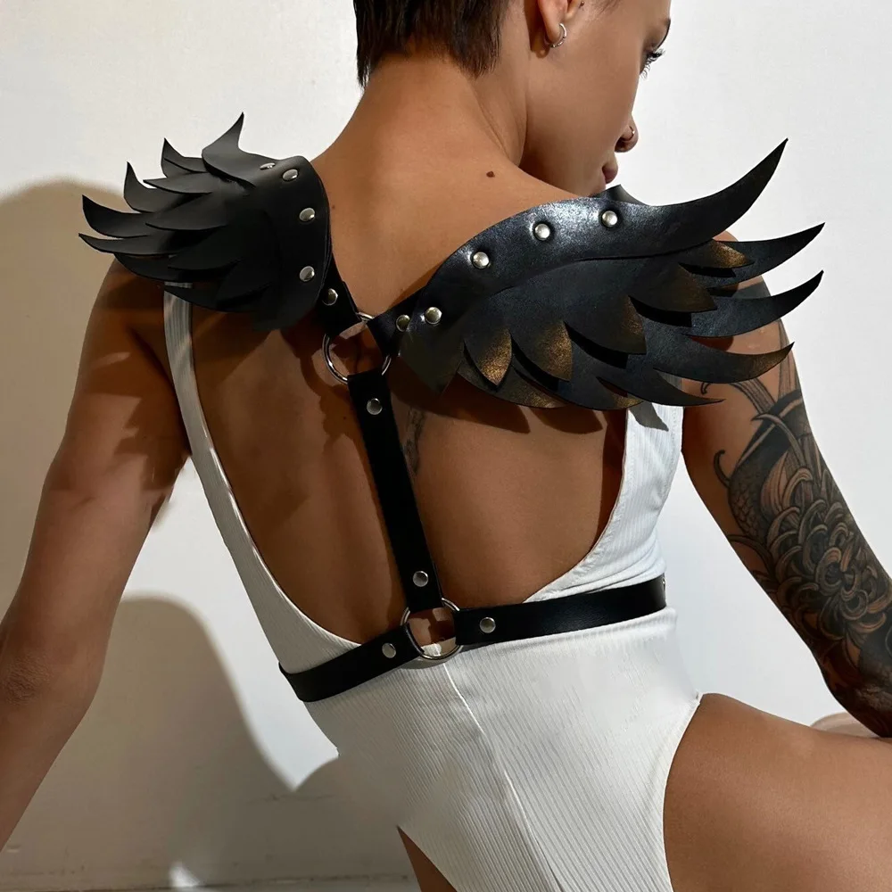 

The expression of love between men and women angel wings sexy strap tops fashionable leather products wearing COS clothing new