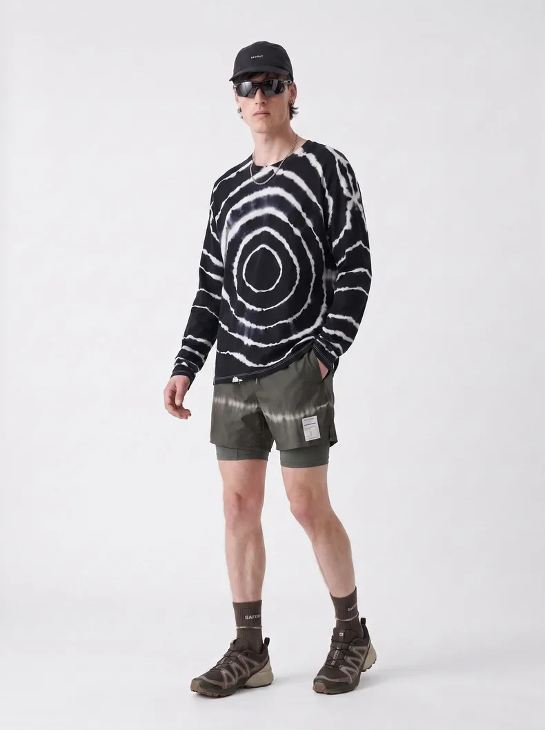 Herren Langarm-T-Shirt aus Merinowolle in Schwarz-Weiß mit Batikmuster – Weich & Dehnbar für Outdoor-Aktivitäten wie Wandern & Laufen – Detail 5