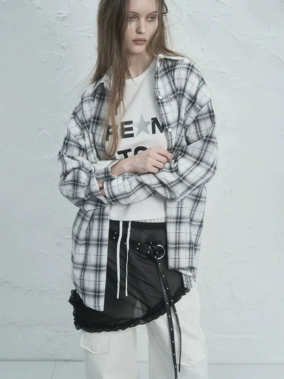 

Повседневное свободное хлопковое платье в клетку с цветными вставками, декорированным заклепками, с длинными рукавами, воротником и пуговицами, средней длины, женское.