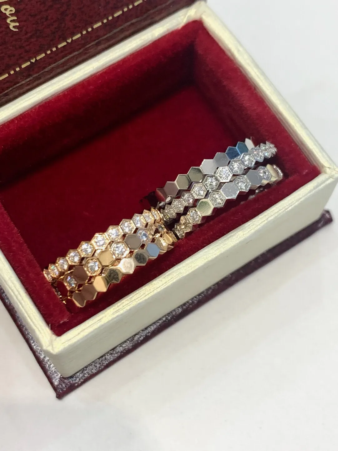 bague-de-luxe-haut-de-gamme-en-forme-de-nid-d'abeille-scintillant-entierement-en-diamant-plaque-or-en-argent-s925