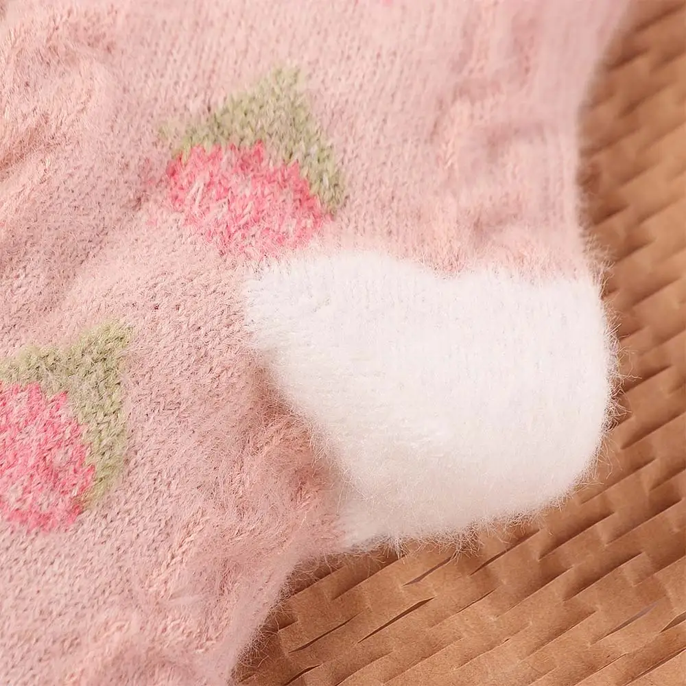 

3 пары милых носков из меха норки с героями мультфильмов для девочек, утепленные клубничные плюшевые носки в полоску, мягкие зимние женские носки-тапочки