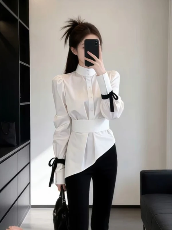 

Элегантная белая женская рубашка весна 2026: новинка раннего сезона, высококачественный топ с рукавами-фонариками, асимметричной талией и эффектом утяжки, во французском стиле для городских прогулок