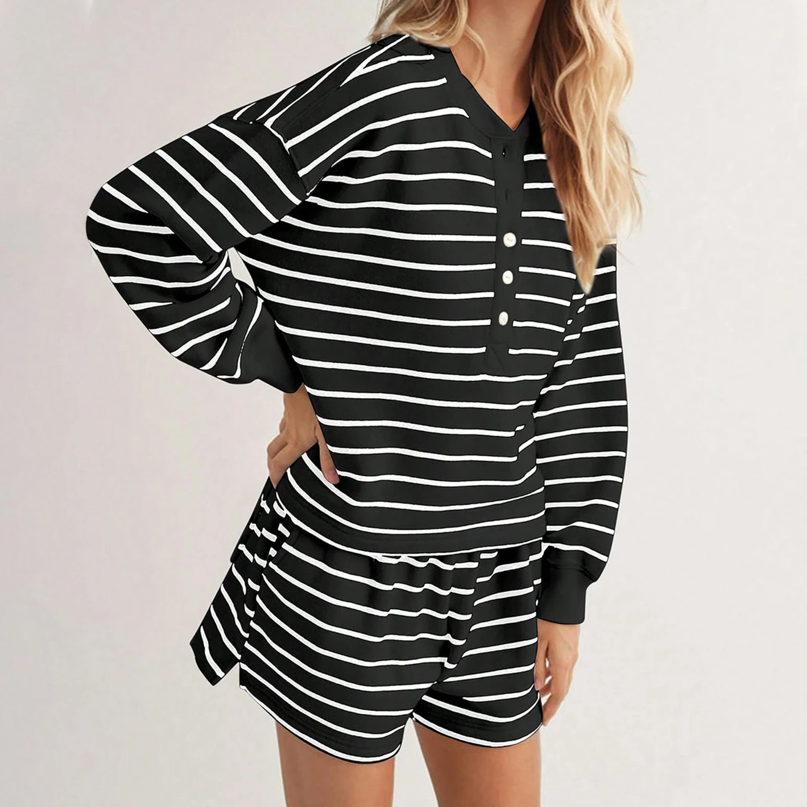 طقم كلاسيكي نسائي مخطط بأكمام طويلة مع شورت بخصر مطاطي ملابس صيفية مرقعة