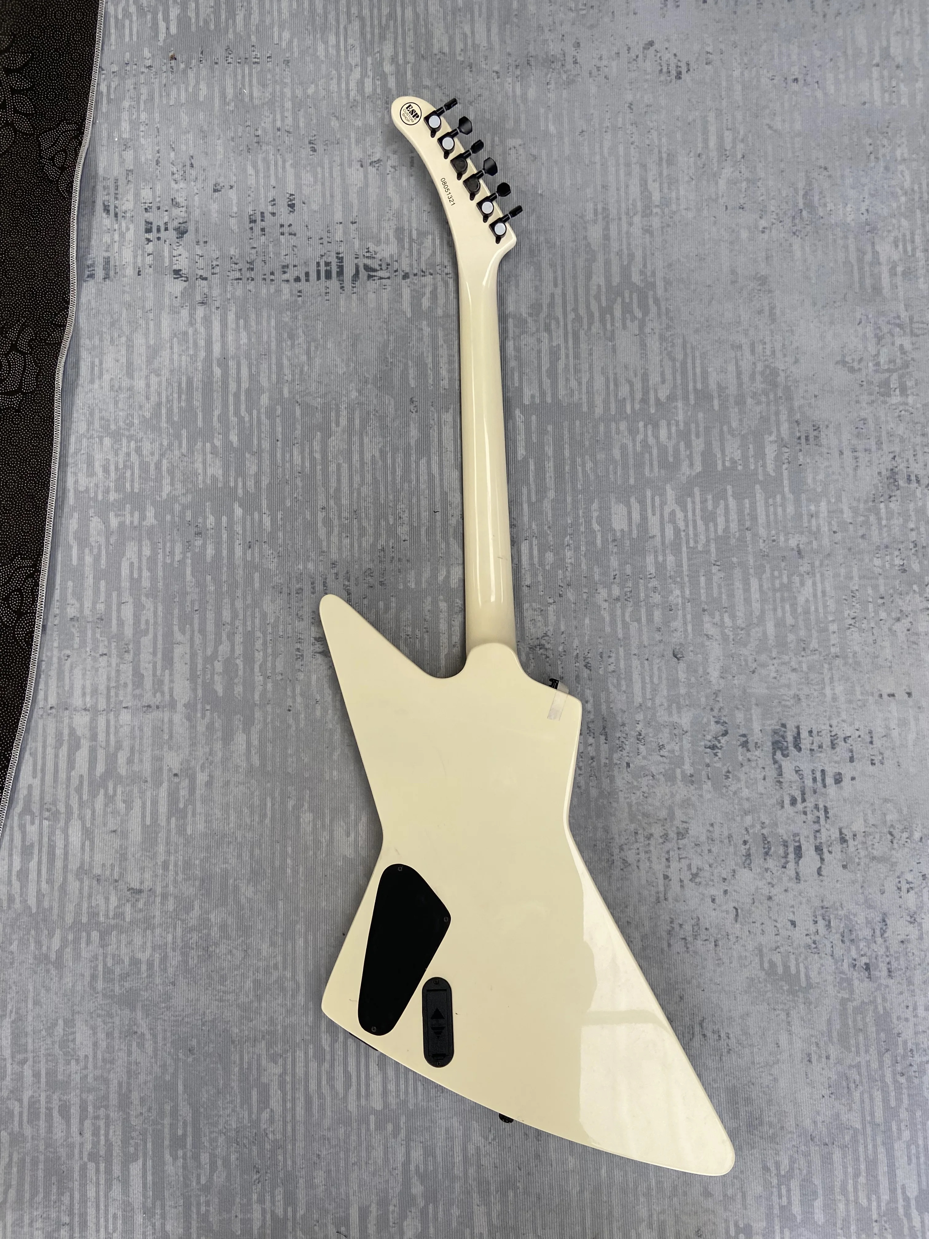 Electric Guitar Made in China, cream white,  flame maple, mahogany body, high quality