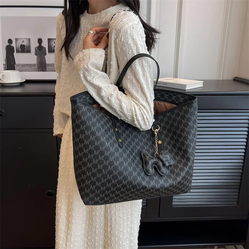 New Big Bag Trend Light Luxury Women\'s Bag Large Capacity Commuter All Shoulder Bag Hand Carry a Tote Bag