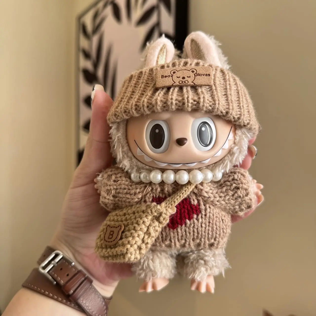 

Clothes For Labubu 15/17Cm Dolls Gen 1-3 With Bear Logo Hat Carrying Same-Color Crossbody Bag Pearl Chain Plush Knitwear Set