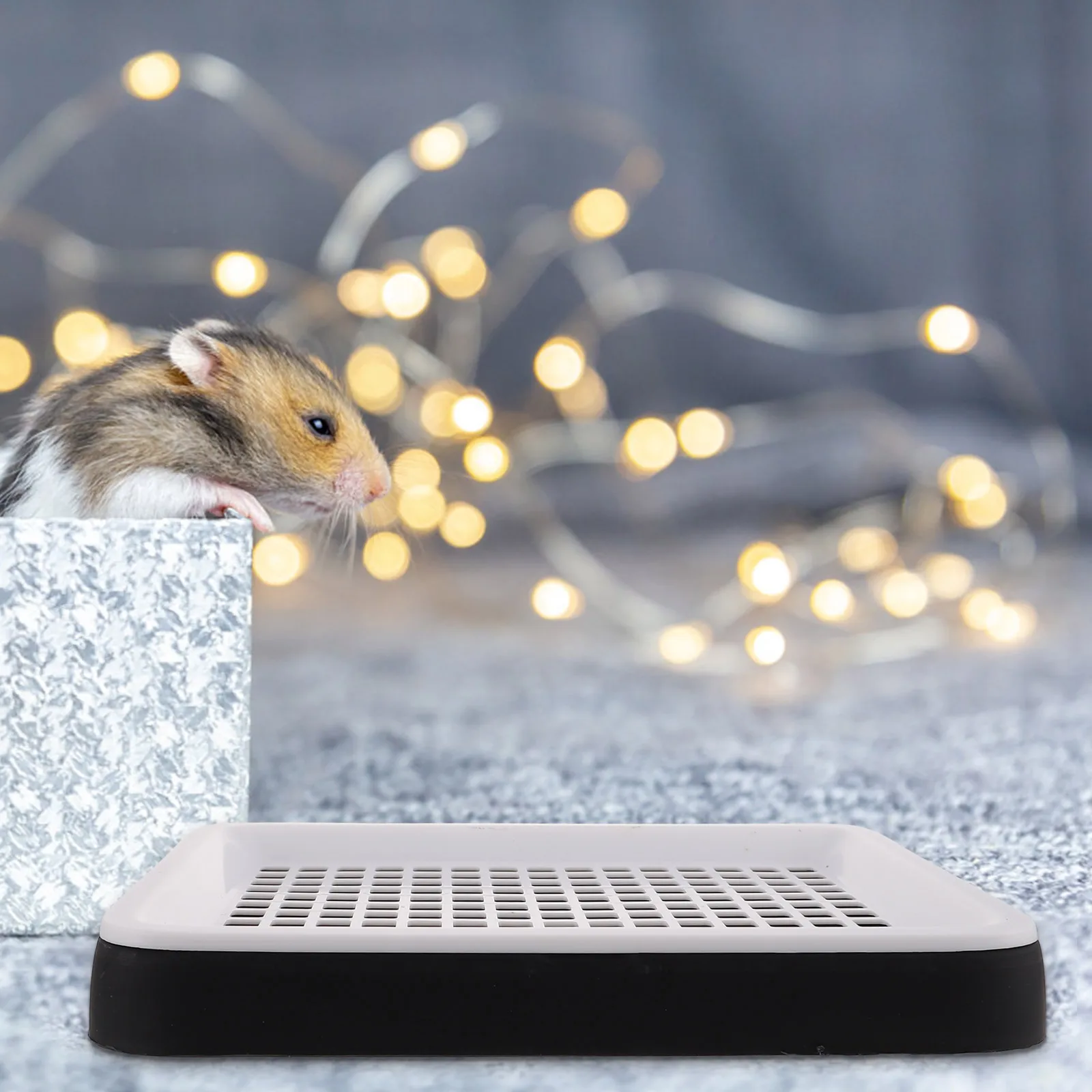 

Plastic Pet Toilet for Rabbits Enhanced Fence Prevents Splash Back Rabbit Litter Box Training Compatible with Small Pets Bunny