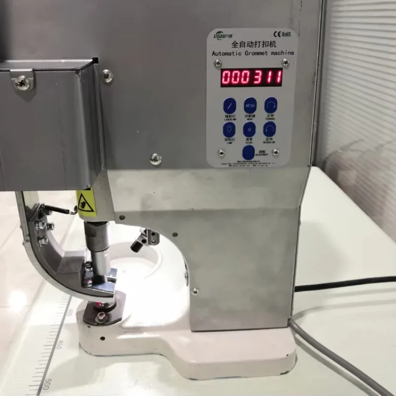 Punzonatrice manuale per occhielli con pressa automatica