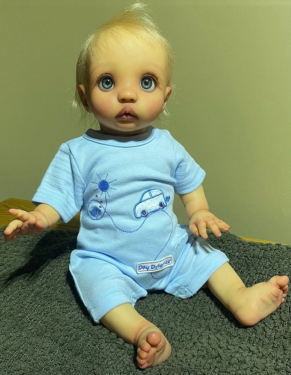 SINO-BB Maßgeschneiderte, limitierte 16-Zoll-Reborn-Baby-Peeka mit handgewurzeltem Mohair, bereits fertige Puppe mit unterschiedlichem Kleid