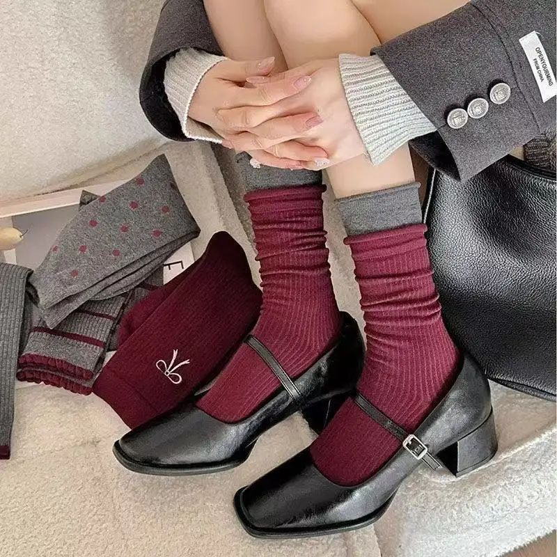 5 Paar Mädchenmode Ankela Rot Herbst/Winter Damen Mittelsocken ohne Knochen Retro trendige Oberbekleidung gestapelte Damensocken 2025