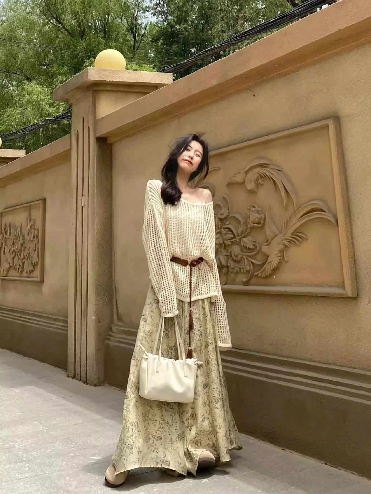 

Летний женский комплект из двух предметов в отпускном стиле: свободный крой, сетчатые вставки, цветочный принт, высокая талия, для путешествий