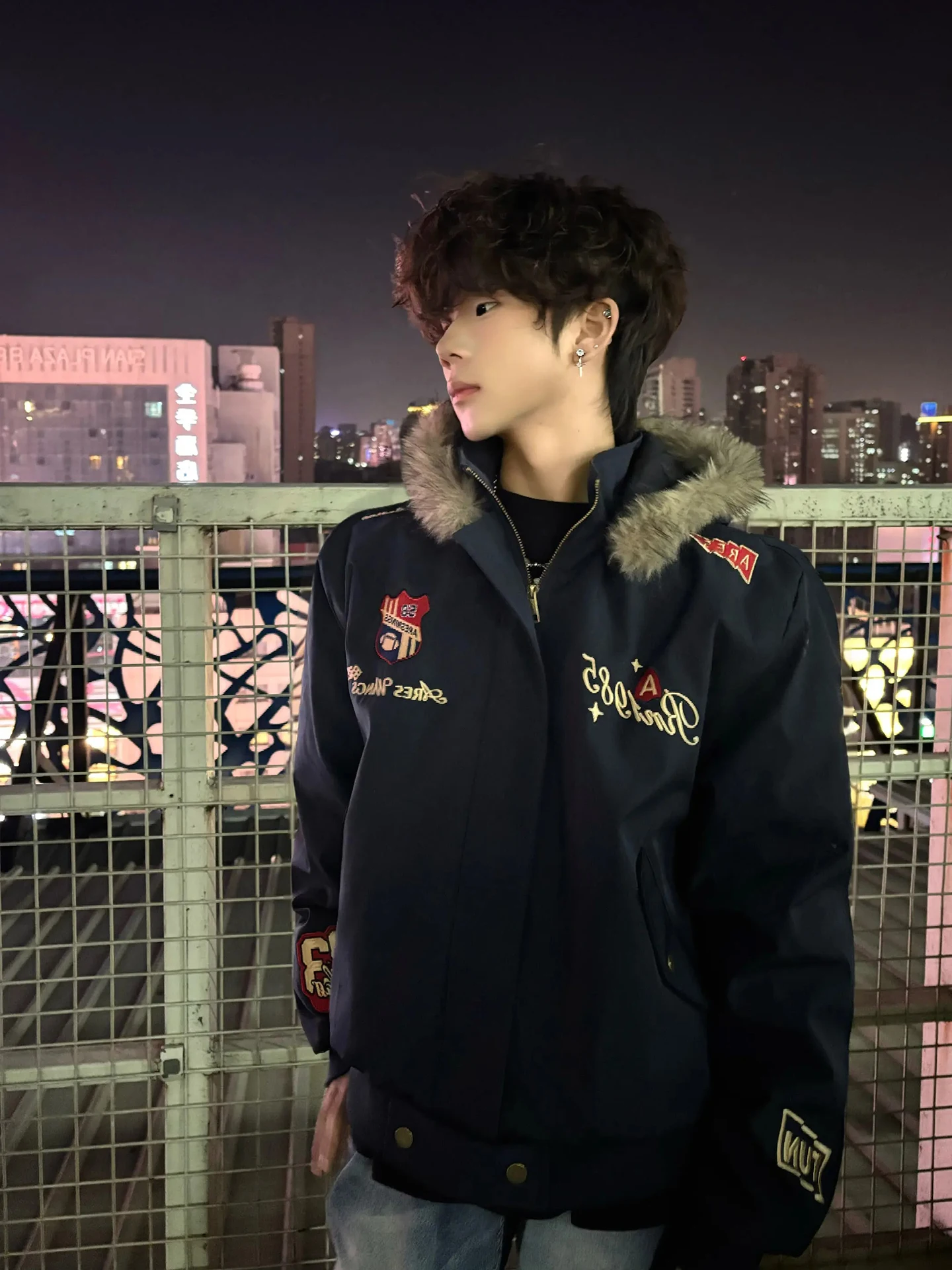 

Trendy Youth Cotton Jaet with Embroidered Bae M Model Thiened Winter Coat for Couples with Fur Collar Stand Fit