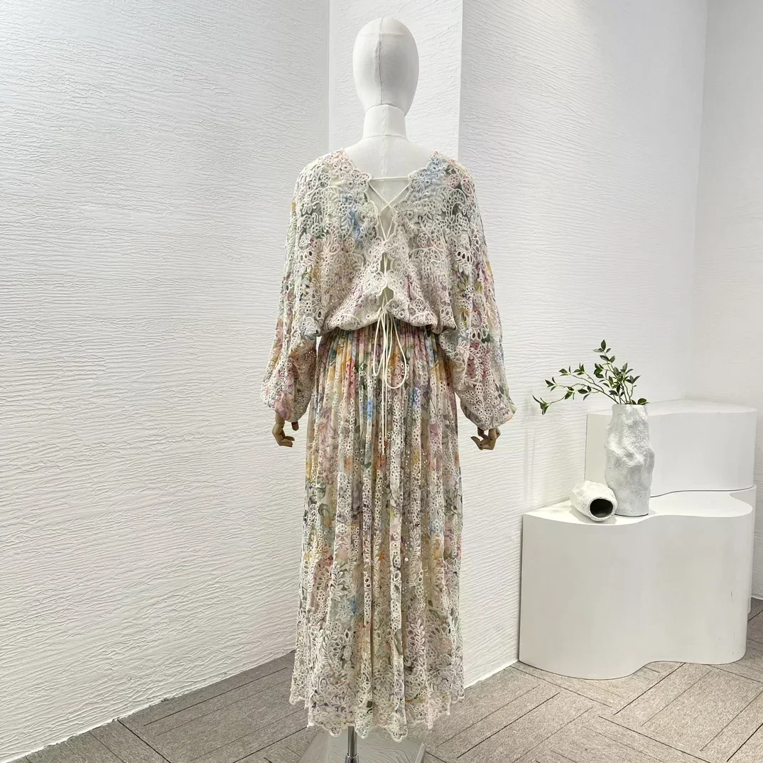 مجموعة جديدة عالية الجودة المرأة البيج الأزهار طباعة كم طويل الجوف خارج التطريز فستان ميدي