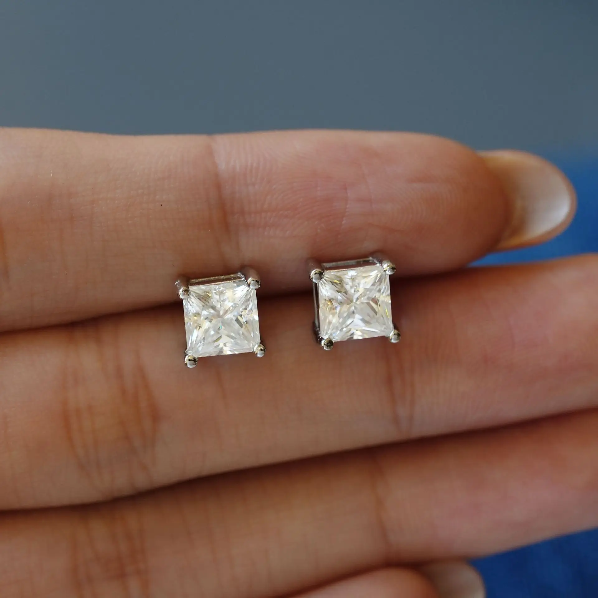 

Серьги-гвоздики Lumira Ultra-shiny для женщин, платиновые PT950, с четырьмя крапанами, элегантные и минималистичные, с квадратными муассанитами 1.2 карата