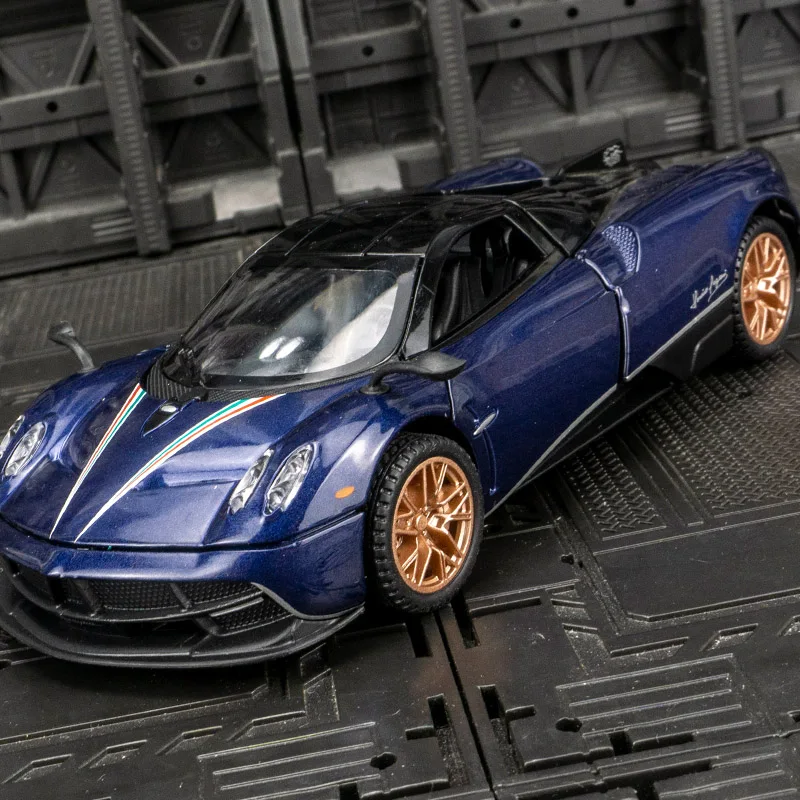 Модель суперкара Pagani Huayra из сплава, масштаб 1:32, с открывающимися дверями, капотом и багажником, со звуковыми и световыми эффектами, в комплекте с подарками.
