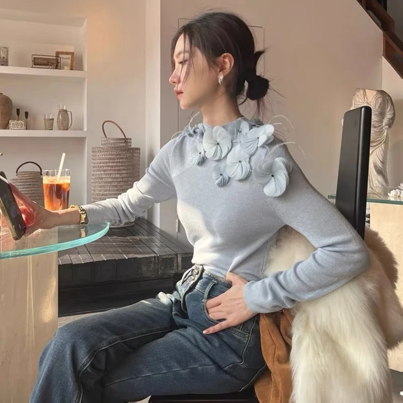 

Женский вязаный топ с длинными рукавами и круглым вырезом, 3D цветочной аппликацией и деталью из перьев светло-голубого цвета, осень/зима 202, трикотаж