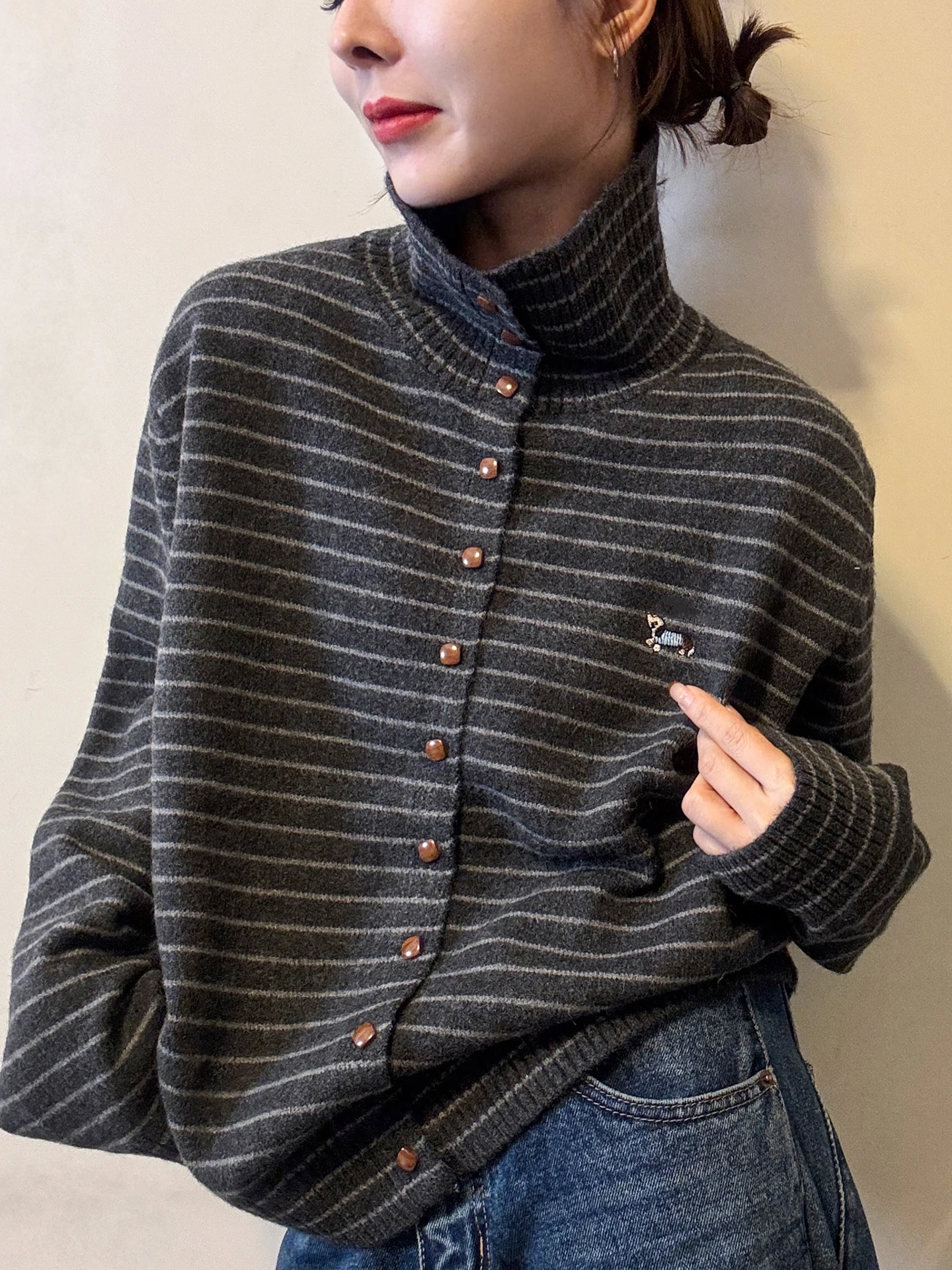 

Корейский Стиль: Свободный Вязаный Кардиган с Длинным Рукавом, Полосатый, с Вышивкой, Модный Зимний Свитер для Женщин, Высокий Воротник